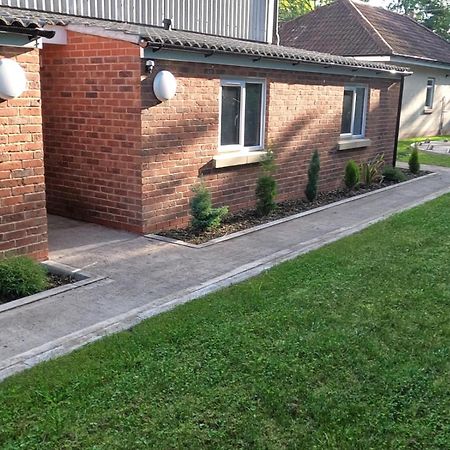 Two Birds Weekly Stay Malmesbury Bagian luar foto